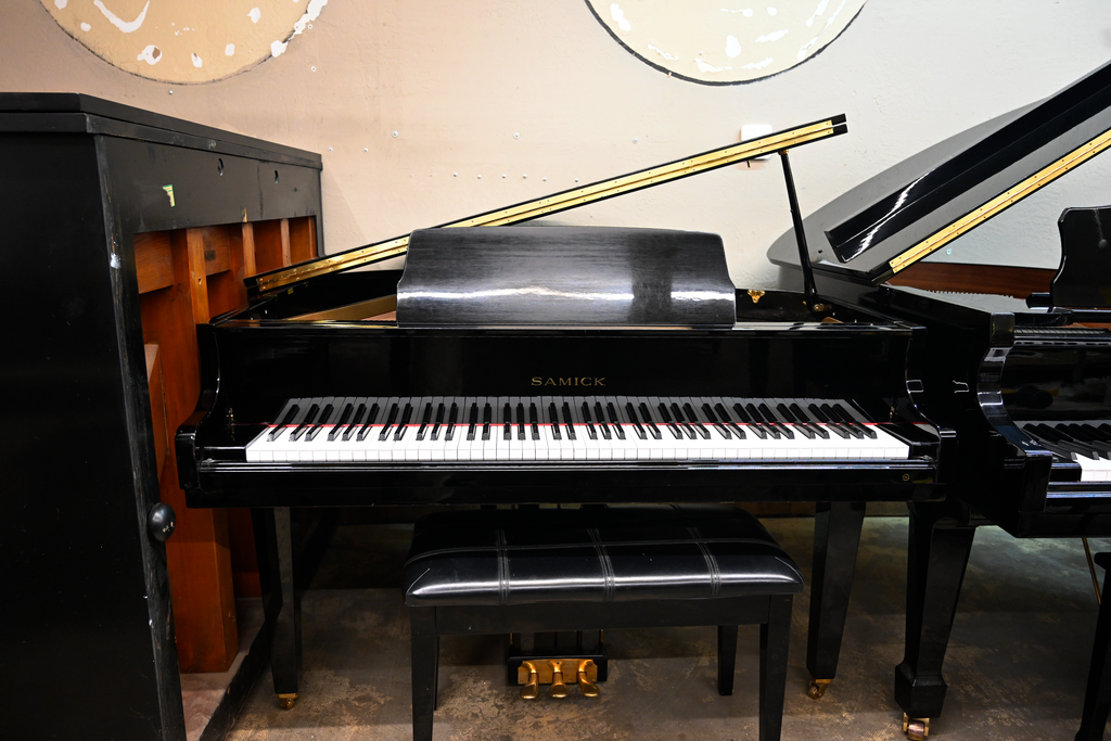 Samick SG-140 Petite Baby Grand Piano