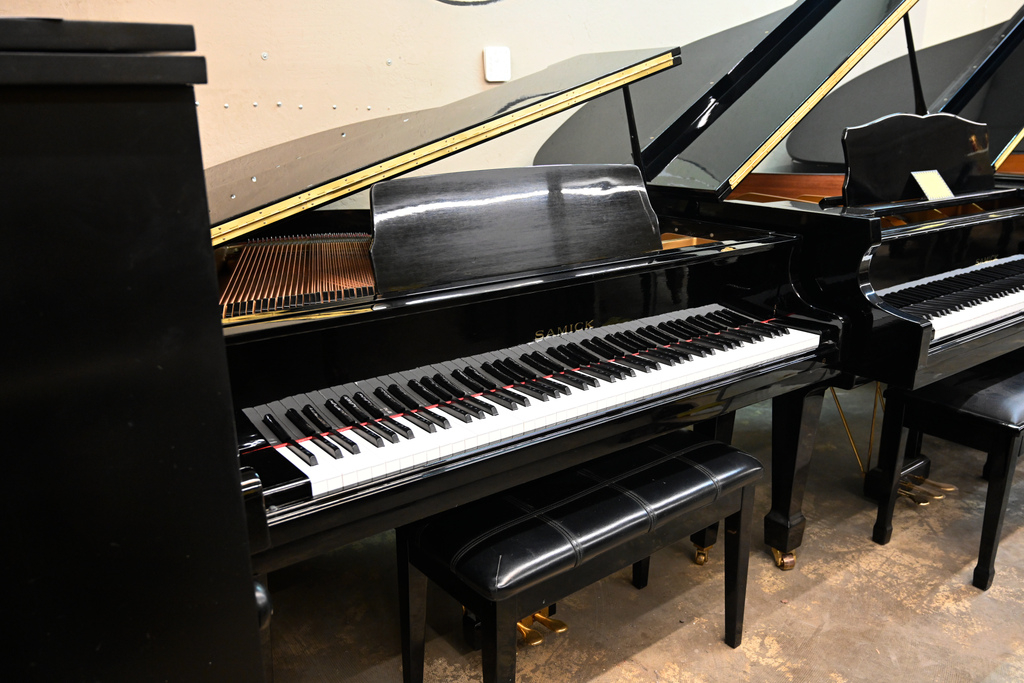 Samick SG-140 Petite Baby Grand Piano