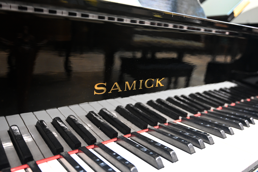 Samick SG-140 Petite Baby Grand Piano
